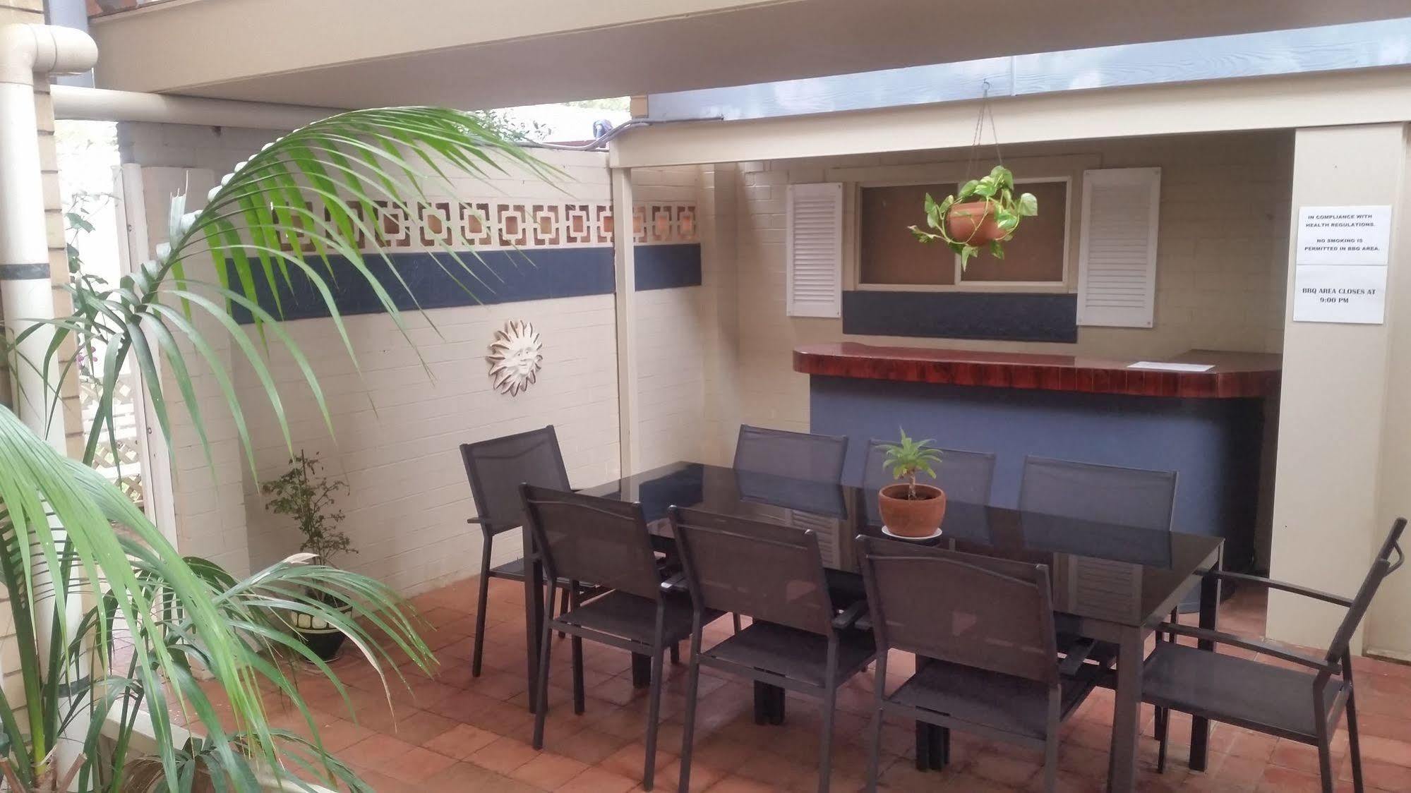 Clifford Park Motor Inn Тувумба Екстер'єр фото