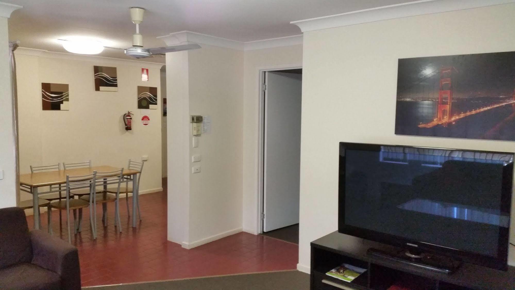 Clifford Park Motor Inn Тувумба Екстер'єр фото